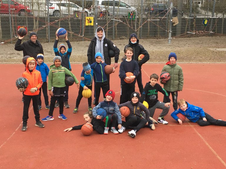 Zum ersten Mal: Basketball-AG draußen